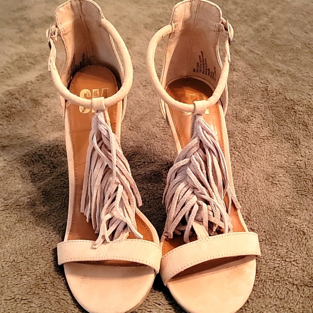 SM HEELS SIZE 8M